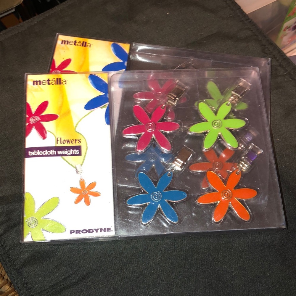 New in Box! Floral table cloth clips 2 packsges
